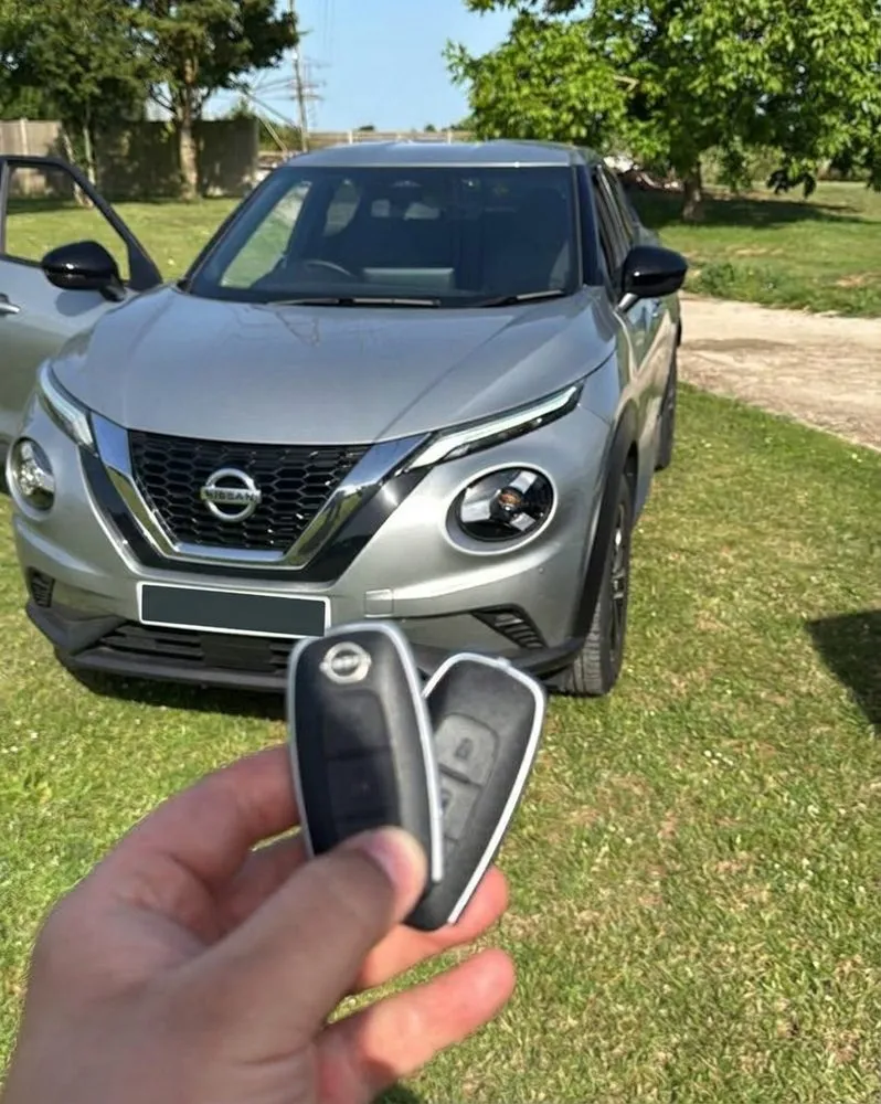 Replacement smart key cut and coded for a Nissan Juke on the driveway